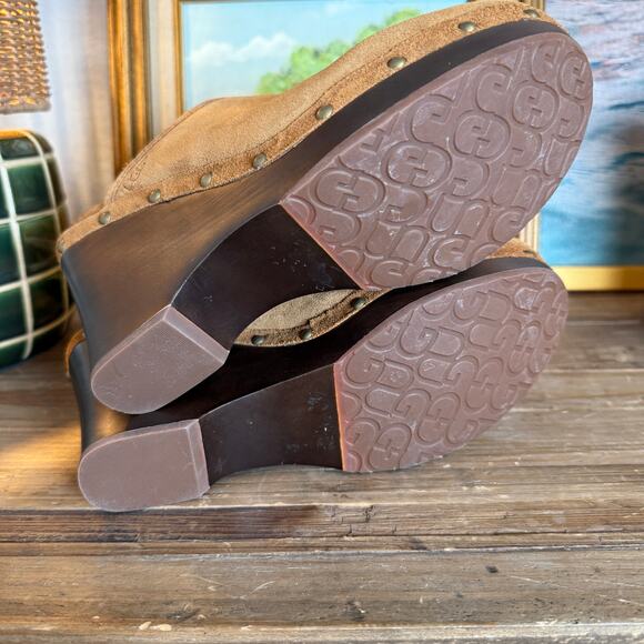 Women's UGG Natural Tan Suede Studded Sheepskin Toe Wedge Clogs Size 10 NEW - Picture 7 of 12